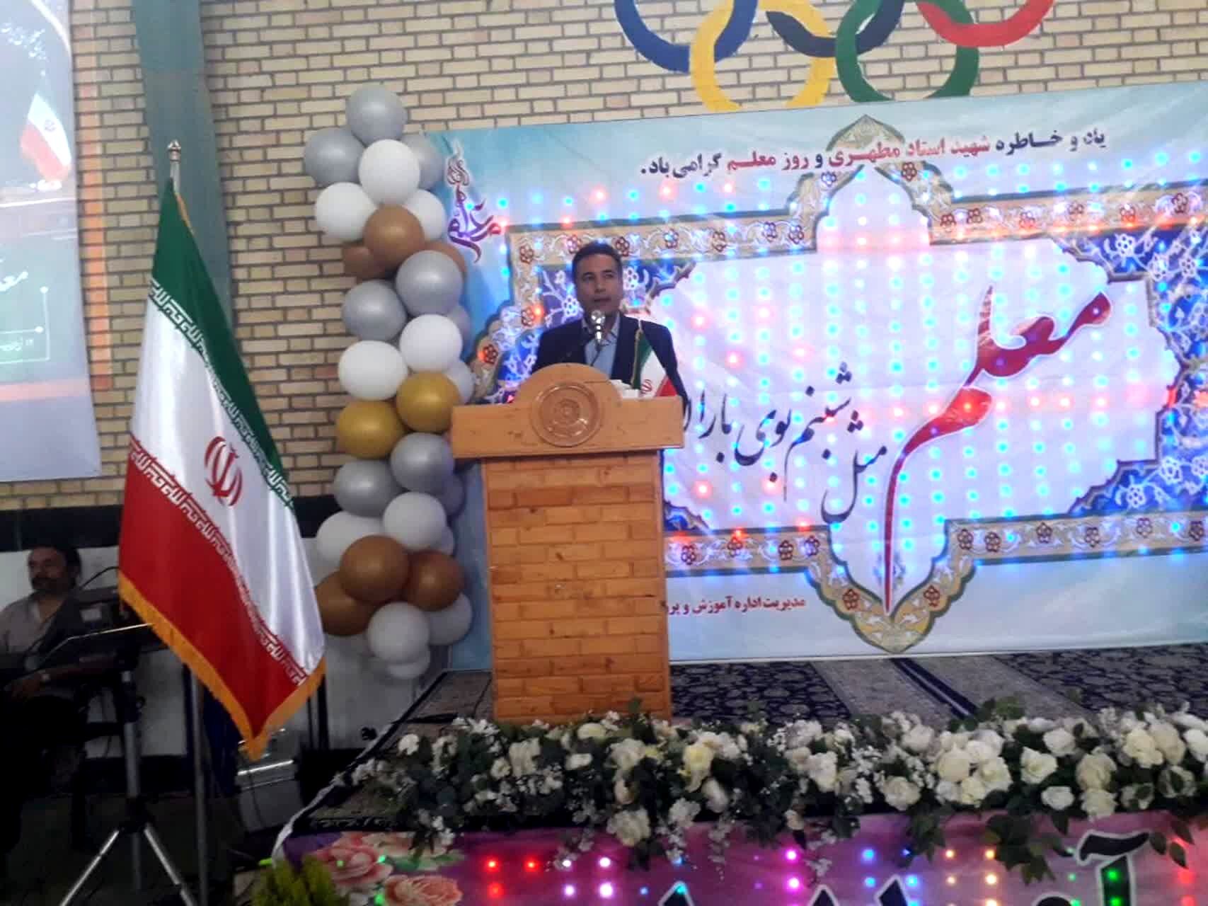 معلمان نقش کلیدی در تربیت و آگاه‌سازی دانش‌آموزان دارند
