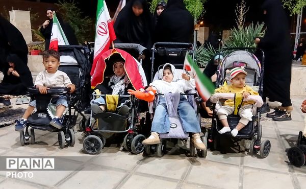همراهی کودکان جعفرآباد تا آستان شهدای گمنام در شب هشتاد و یکم