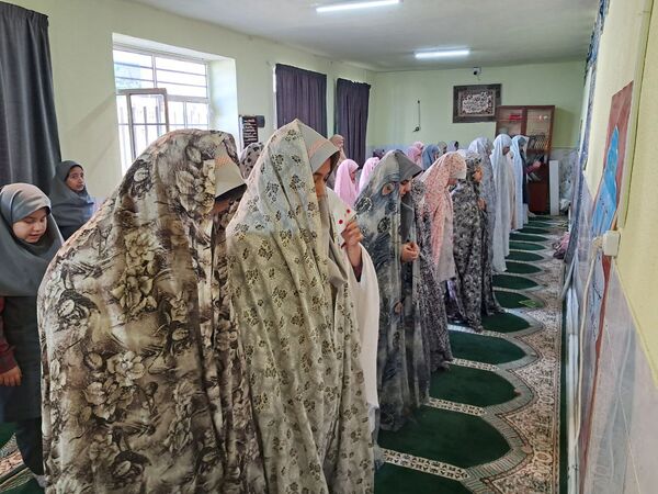 شرکت دانش‌آموزان مدرسه حضرت زینب(س) در نماز جماعت