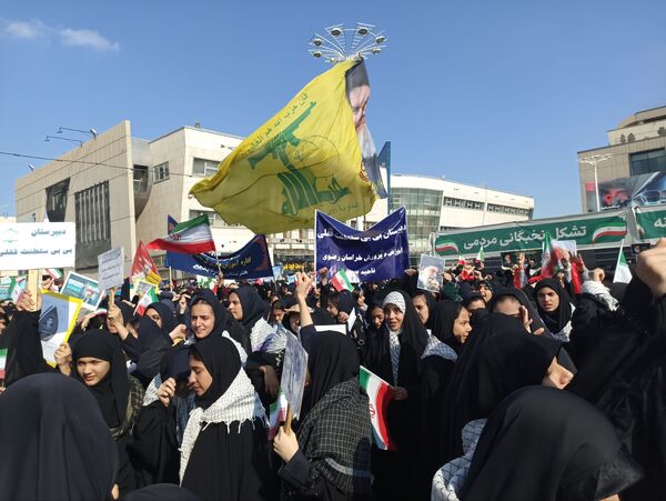 حضور پرشور دانش آموزان مشهد مقدس در راهپیمایی یوم‌الله ۱۳ آبان 