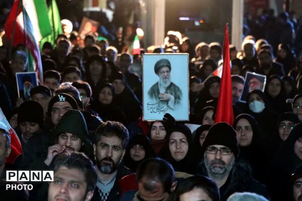 حضور جمعیت گسترده مردمی در یادبود شهادت امام خامنه‌ای