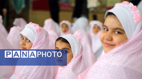 حضور پرشور مکلفین در مصلی بزرگ امام خامنه‌ای(مدظله العالی) با حضور بیش از ۱۰۰۰ هزار دانش‌آموز شهرستان