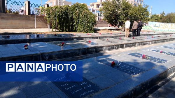 گلباران مزار شهدای اهر به‌مناسبت آغاز هفته دفاع مقدس