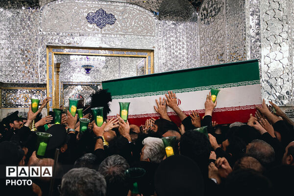 طواف پیکر رهبر شهید انقلاب بر گرد ضریح مطهر امام رضا علیه‌السلام
