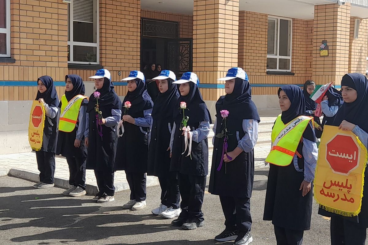 میزبانی دختران مدرسه محدثه شاهد از سرگرد چگینی فرمانده نیروی انتظامی ورامین و همراهانشان
