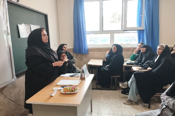 جلسه انجمن و اولیا در دبیرستان فاطمه آهنچی مشهد