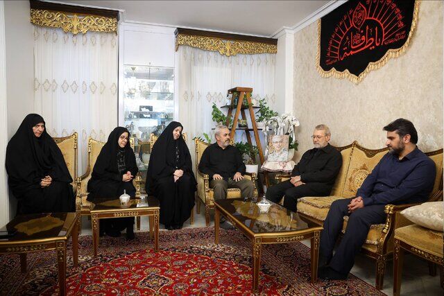  علی لاریجانی با خانواده شهید سپهبد باقری دیدار کرد