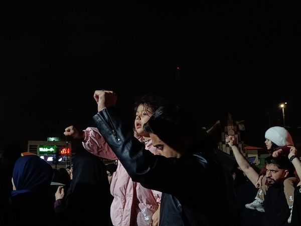 فریاد «الله‌اکبر» مردم در خیابان امام رضا(ع)؛ شبی پرشور در آستانه ۲۲ بهمن