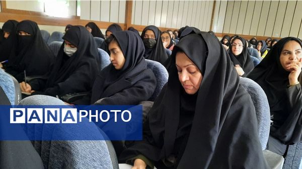 اولین نشست روسای تشکل‌های دانش‌آموزی مدارس سمپاد استان در دبیرستان فرزانگان ۲دوره دوم ناحیه۷ مشهد 