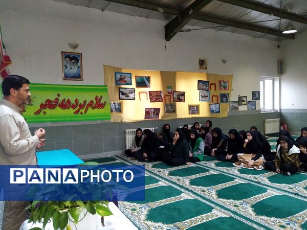 نمایشگاه آمادگی دفاعی و یادآوره ی دستاوردهای انقلاب سلامی در مدرسه حضرت زینب  شهر کندر 