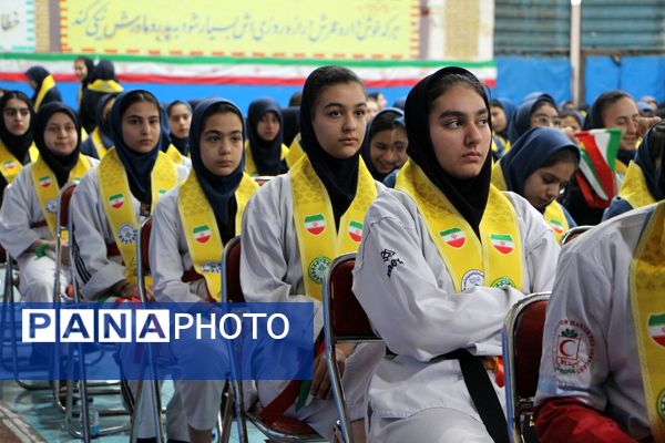 هم‌سرایی هزار نفری دانش‌آموزان یاور انقلاب در اسلامشهر