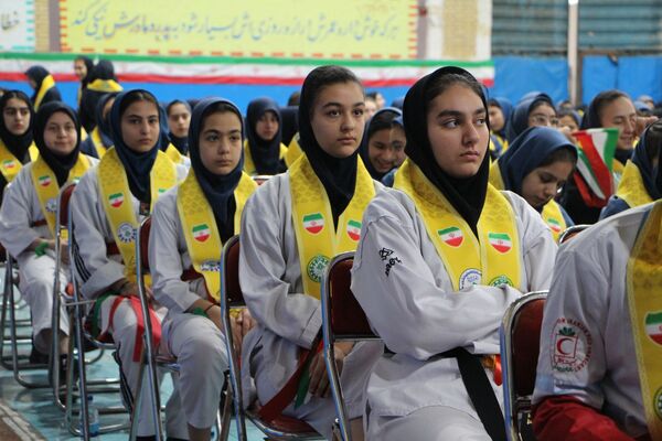 هم‌سرایی هزار نفری دانش‌آموزان یاور انقلاب در اسلامشهر