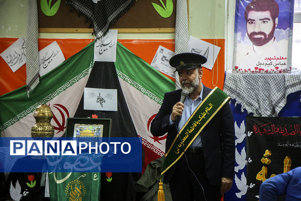 ادای احترام کودکان استثنایی قم به پرچم حرم نورانی حضرت معصومه(س)