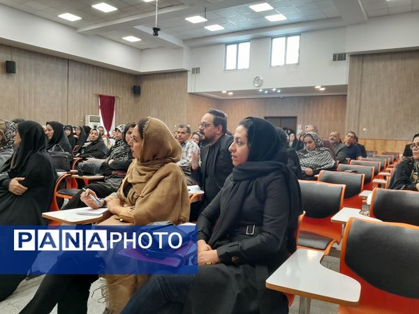  جلسه آموزش خانواده در مدرسه مصلی‌نژاد مشهد