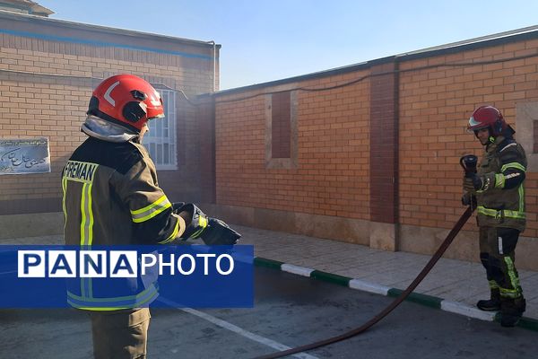 مراسم پدافند غیرعامل در دبیرستان بشارت بهارستان‌دو 