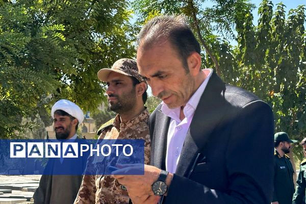 غبارروبی مزار شهدا در امام زاده حسن(ع) نسیم‌شهر