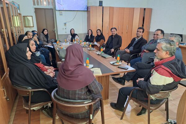 جلسه انجمن اولیا و مربیان و هیات امنا برای فردای دانش‌آموزان دبیرستان پویش شیراز 
