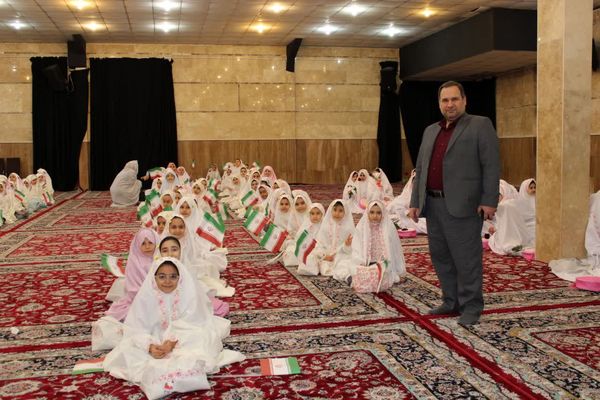 جشن عبادت ۱۳۰۰ نفر از دختران منطقه ۱۰ در مهدیه امام حسن مجتبی(ع)