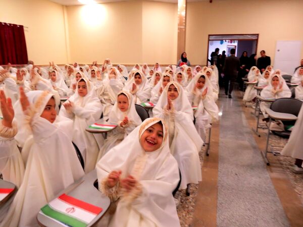نواختن زنگ جشن نیکوکاری در دبستان امام خمینی(ره) بجنورد