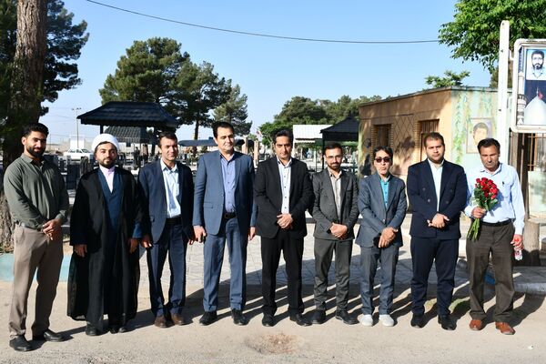 گلزارهای شهدا در هفته معلم عطرافشان شد