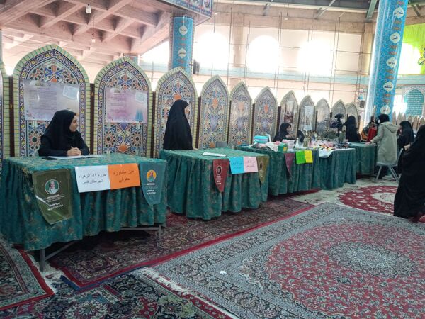 دکلمه‌خوانی دانش‌آموزان در مقابل مادران شهرستان قدس به‌مناسبت روز مادر
