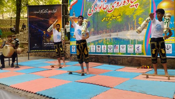 پیاده‌روی خانوادگی بروجنی‌ها