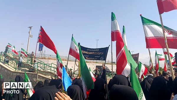 اردوی زیارتی دانشجومعلمان قم در مرقد امام و بیت رهبر شهید