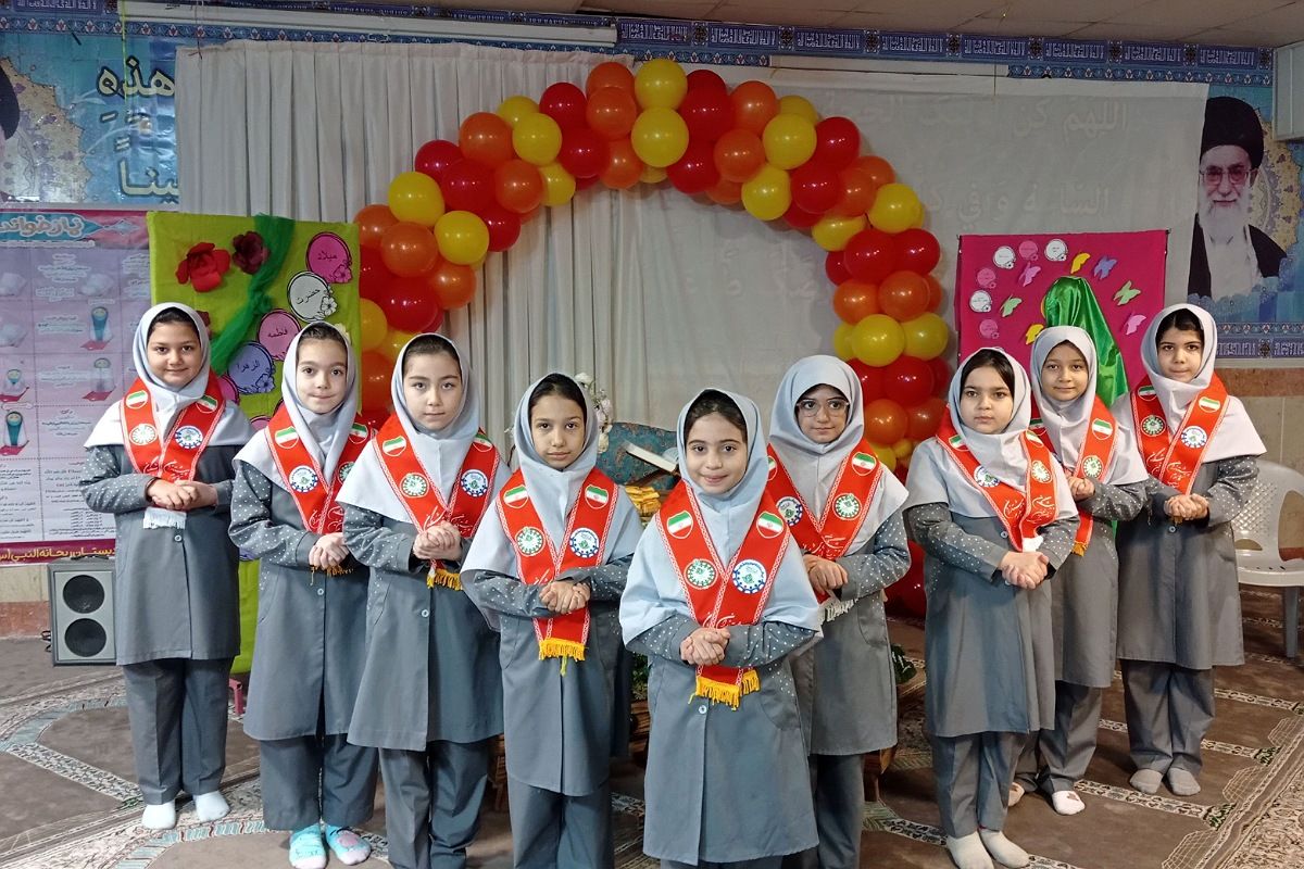 هنرنمایی دانش‌آموزان مدارس ناحیه دو شهرری در جشن میلاد حضرت فاطمه (س)