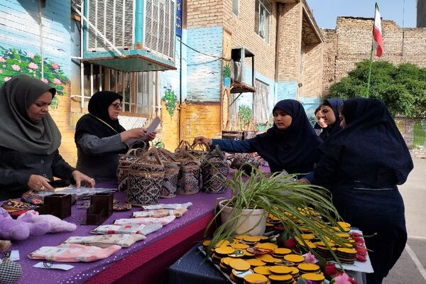 مراسم روز دختر و تقدیر از دانش‌آموزان نمونه و رتبه برتر