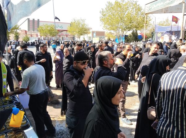 برپایی موکب سازمان دانش‌آموزی و رادیو پانا خراسان جنوبی در مسیر پیاده‌روی جاماندگان اربعین 