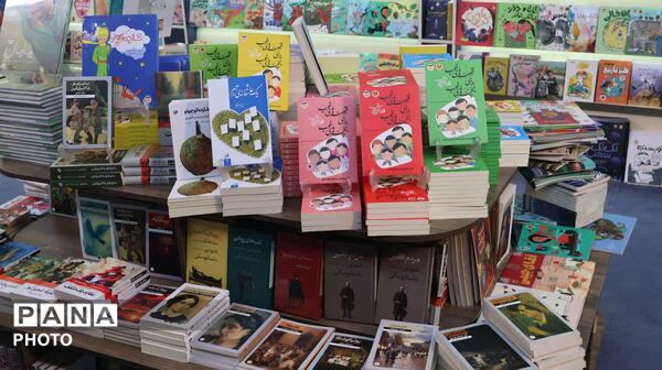 از قصه‌گویی تا رونمایی کتاب؛ نمایشگاهی به یاد کودکان میناب در خیابان حجاب 