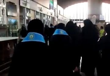 بدرقه دانش‌آموزان دختر عمره‌گزار خراسان رضوی