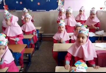 «جشن الفبا» کلاس اولی‌های دبستان دخترانه استقلال شهرضا