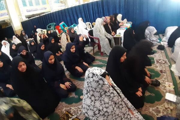 اقامه نماز جماعت دانش‌آموزان در مسجد