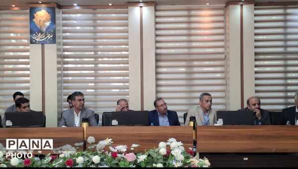 نشست صمیمی وزیر آموزش‌ و پرورش با معلمان دبیرستان رازی