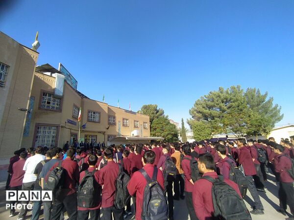 نواخته شدن زنگ مهر در دبیرستان نمونه شهید آیت‌الله خامنه‌ای 