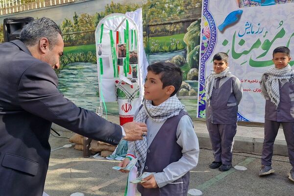 رزمایش کمک مومنانه و تهیه لوازم التحریر برای دانش‌آموزان و خانواده‌های بی بضاعت در ناحیه 2 شهرری 