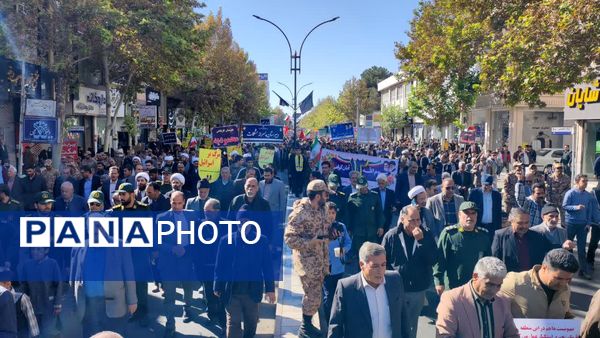 حضور پرشور نوجوانان و خانواده‌ها در سیزده آبان تجدید پیمان با انقلاب