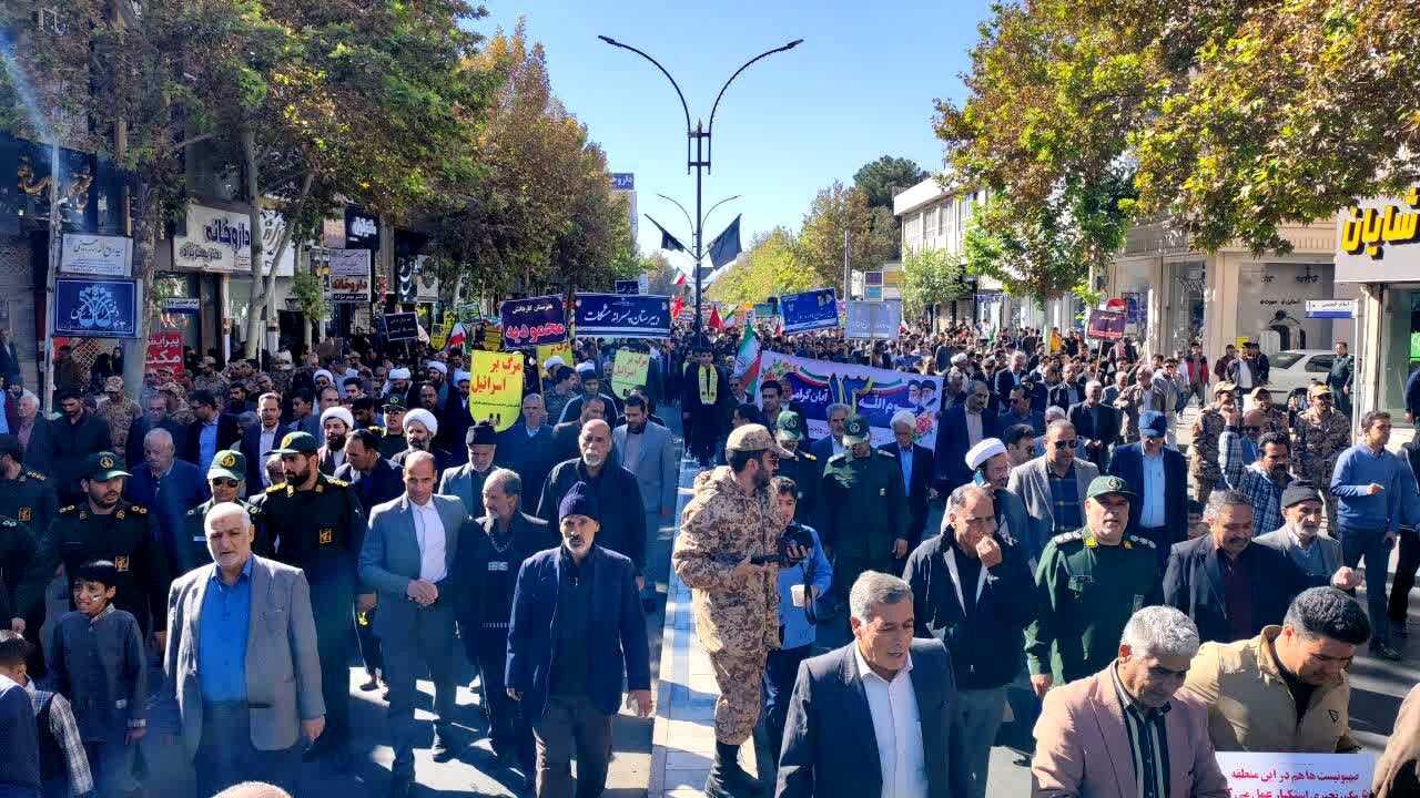 حضور پرشور نوجوانان و خانواده‌ها در سیزده آبان تجدید پیمان با انقلاب