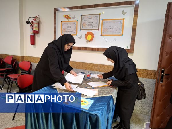 جلسه انجمن اولیا و مربیان در دبستان آرمینه مصلی نژاد ناحیه ۶ مشهد 