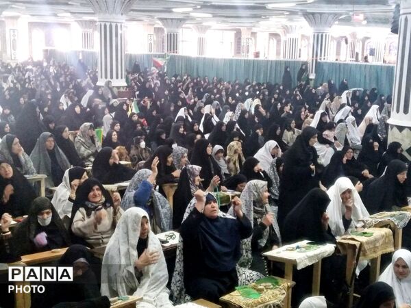 حماسه‌ حضور در شهرکرد؛ از صفوفِ نماز تا غرفه‌هایِ خدمت