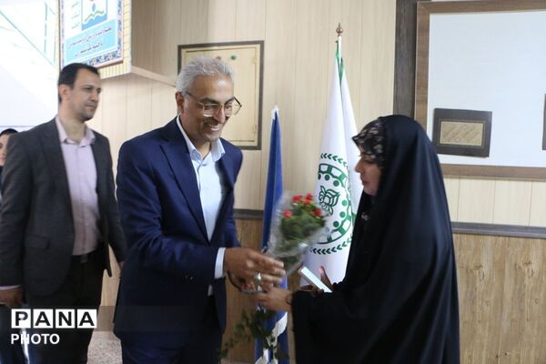 شاخه ای گل؛ هزاران قدردانی