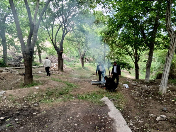 بازدید دانش‌آموزان جعفرآباد از کارگاه گلاب‌گیری روستای «بنابر»