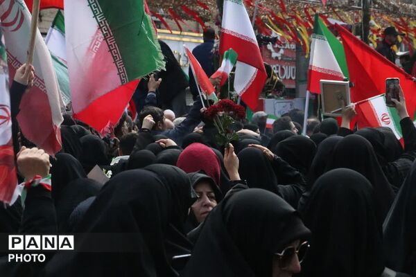  حلما با عروسک‌ها سوگ خانواده شهیدش را در آغوش کشید