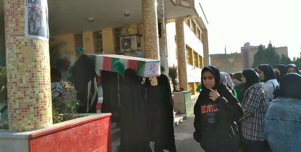 مراسم استقبال از شهید گمنام در دبیرستان دخترانه بهار آزادی فلاورجان 