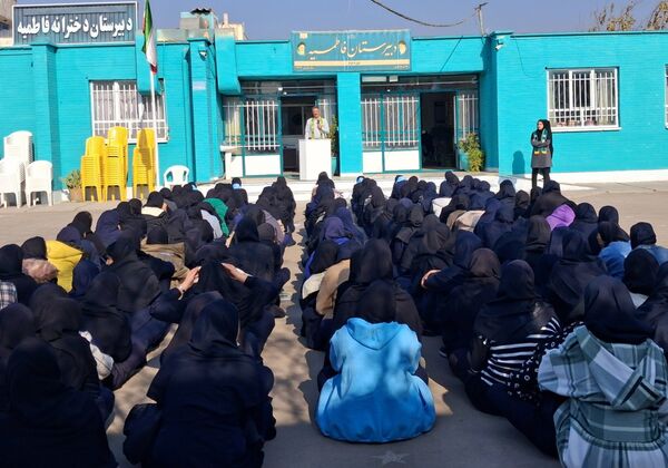 آموزش انواع دست ها و گره های پیشتازان در دبیرستان دخترانه فاطمیه