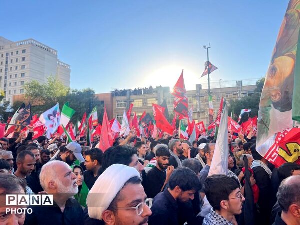 حضور گسترده مردم در مراسم تشییع و تدفین رهبر شهید و خانواده گرامیشان