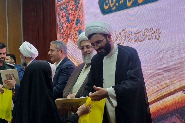 آیین تجلیل از برگزیدگان مسابقات قرآن و عترت بسیج قرچک