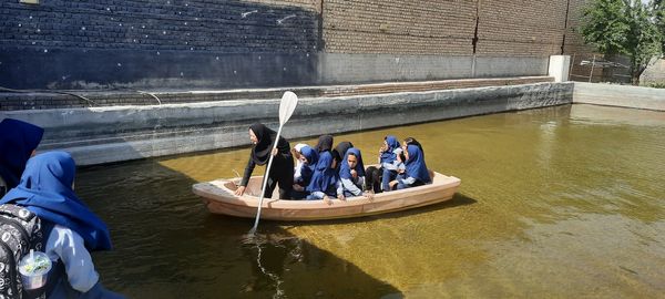 بازدید دانش‌آموزان مدرسه شهید خاقانی از گلخانه پیشه‌وران شیروان