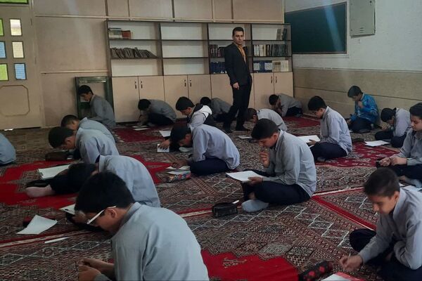   برگزاری امتحانات در دبیرستان هیات امنایی رازی 
